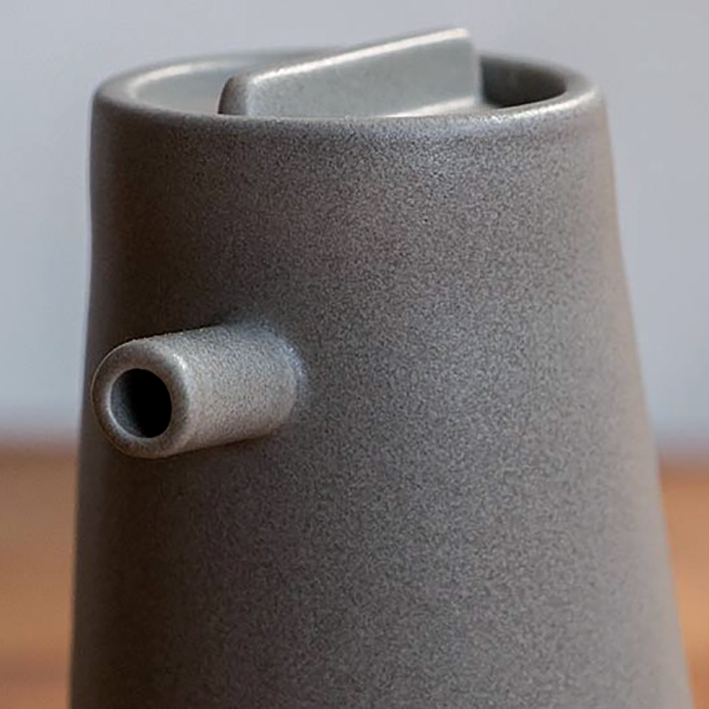 Arita_2016_Porcelain_ShigekiFujishiro_SoySaucePot_grey_2