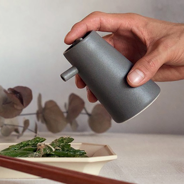 Arita_2016_Porcelain_ShigekiFujishiro_SoySaucePot_grey_3