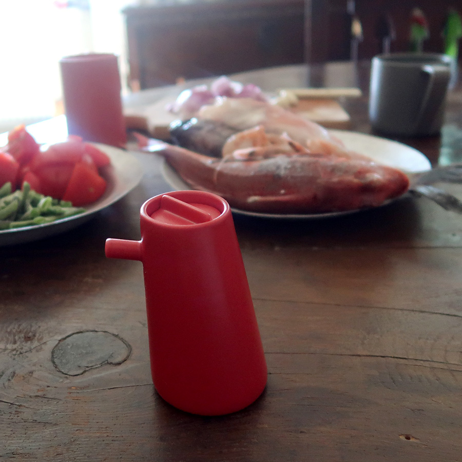 Arita_2016_Porcelain_ShigekiFujishiro_SoySaucePot_red_1