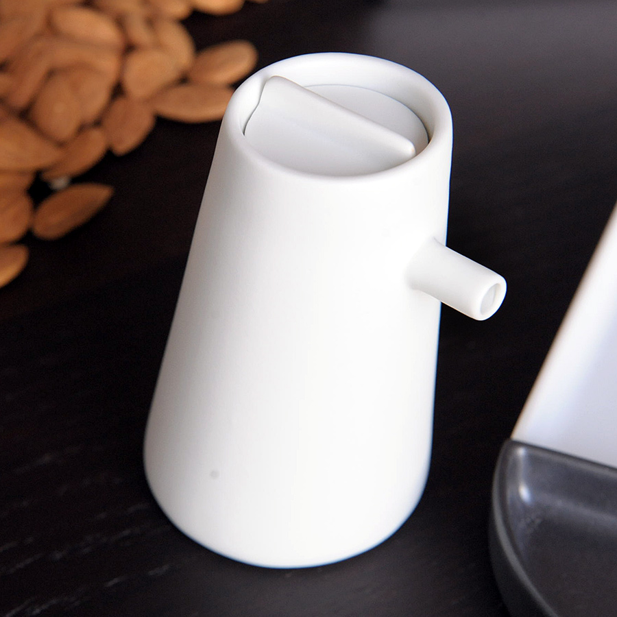 Arita_2016_Porcelain_ShigekiFujishiro_SoySaucePot_white_2