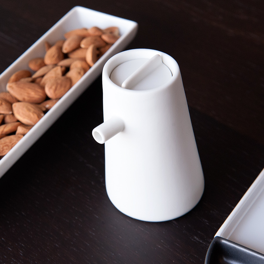 Arita_2016_Porcelain_ShigekiFujishiro_SoySaucePot_white_4