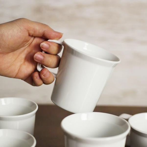 Arita_1616_Porcelain_Teruhiro_Yanagihara_Mughandle_white_2