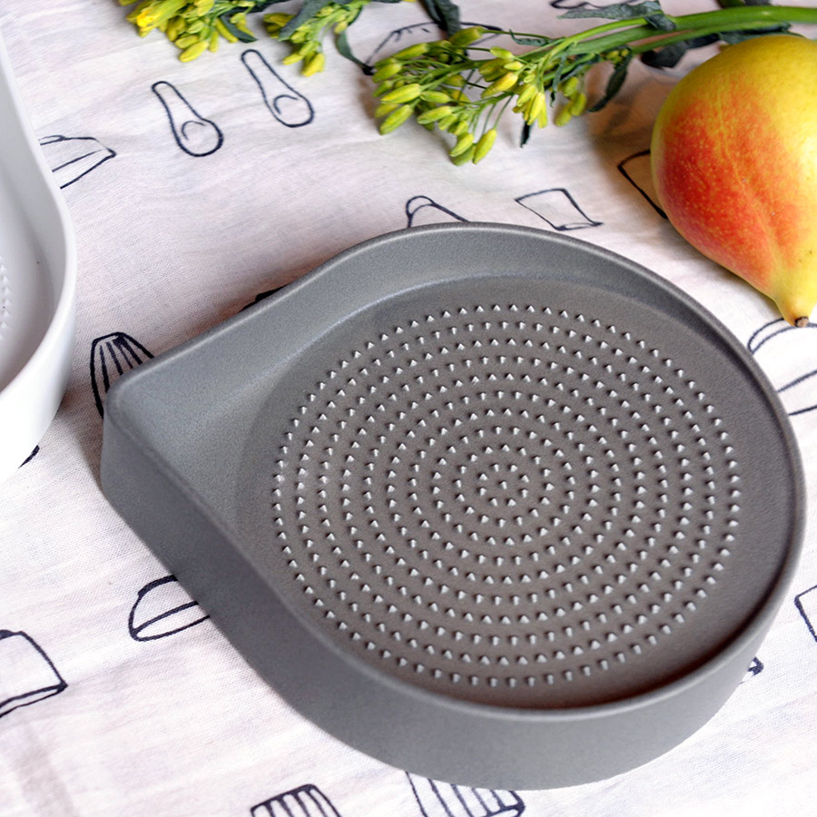 Arita_2016_Porcelain_ShigekiFujishiro_Grater_grey_3