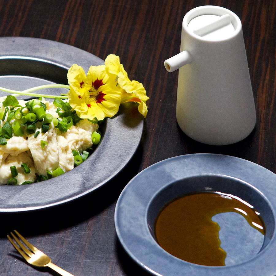 Arita_2016_Porcelain_TeruhiroYanagihara_RimPlate_Shigeki-Soysaucepot_1