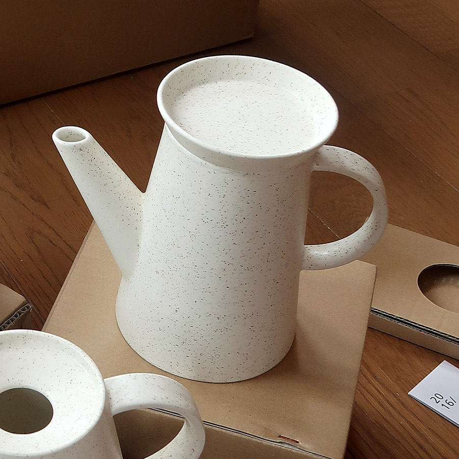 rita_2016_Porcelain_BigGame_CoffeePot_WhiteSprinkle_2